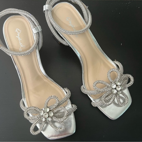 NEW Qupid Kerstin Heels, Silver, size 6 - Picture 2 of 6